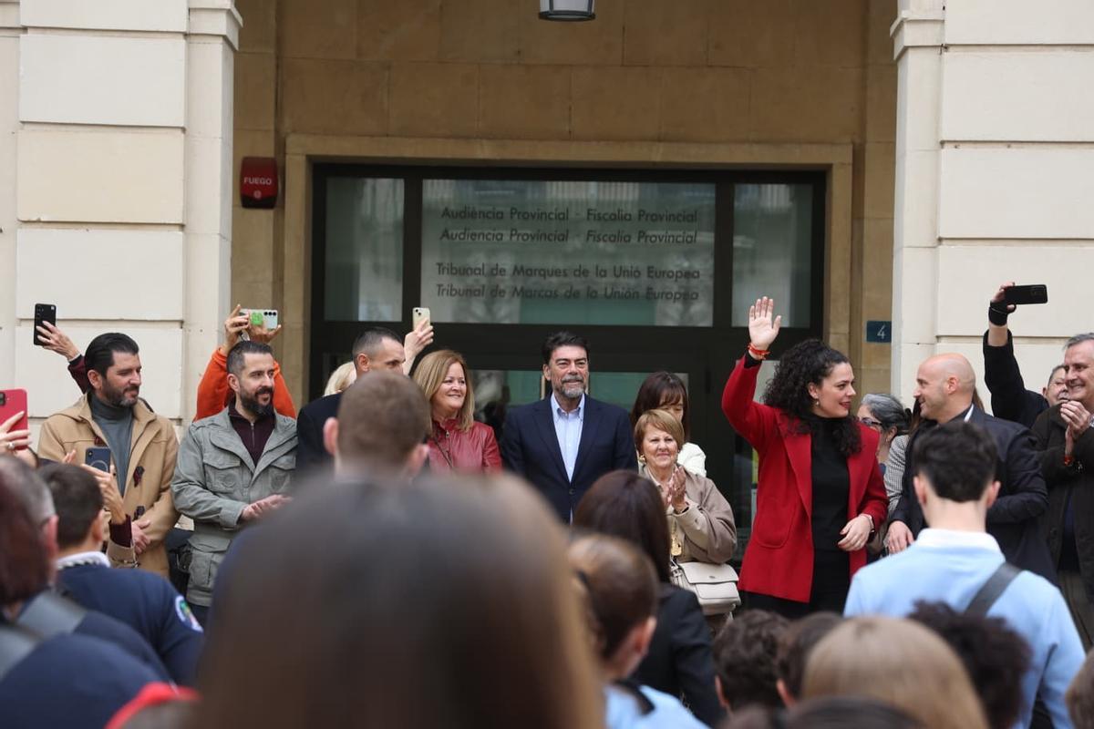 El alcalde Barcala, y a su derecha, la concejala Cutanda, encargada de dar el primer toque de la Tamborrada.
