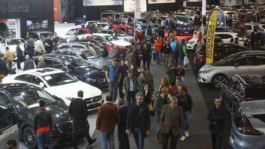 Miles de personas pasaron ya por el Salón del Automóvil, que hoy celebra el Día de la Moto. // FdV