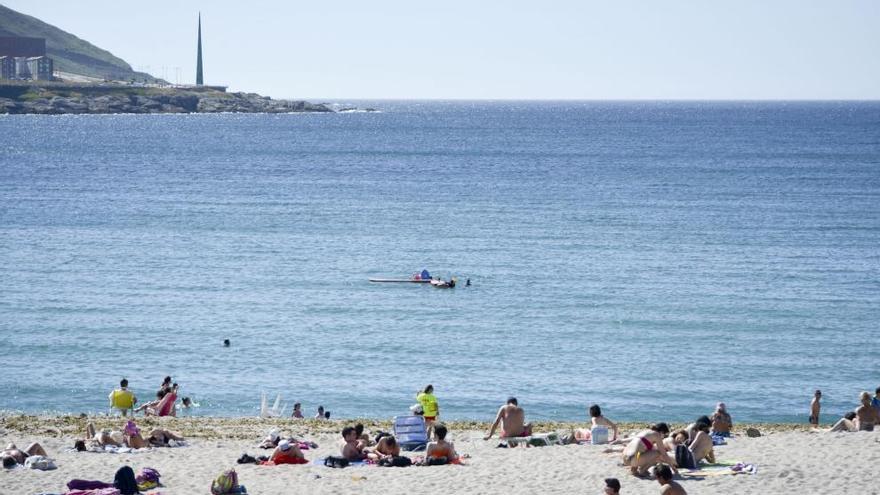 Bañistas este verano en la playa del Orzán.