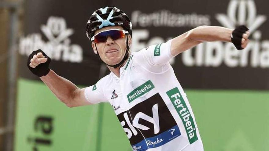 Chris Froome alza los brazos al llegar a meta. // Javier Lizón