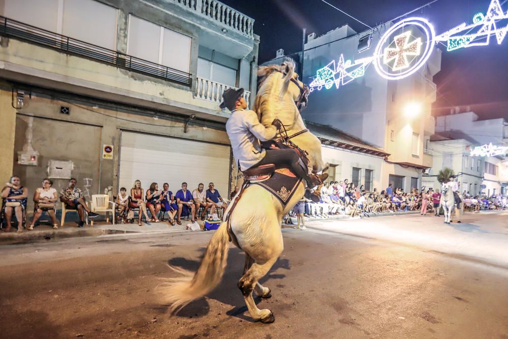 La Entrada Cristiana culmina una espectacular trilogía festera en Almoradí