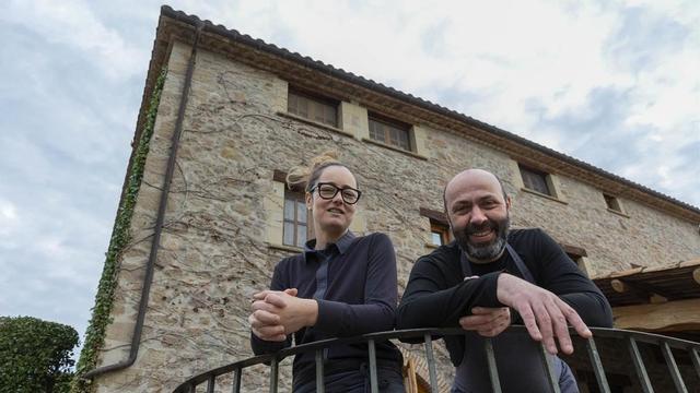 Carolina Calvo y Oriol Rovira, en el exterior de Els Casals.