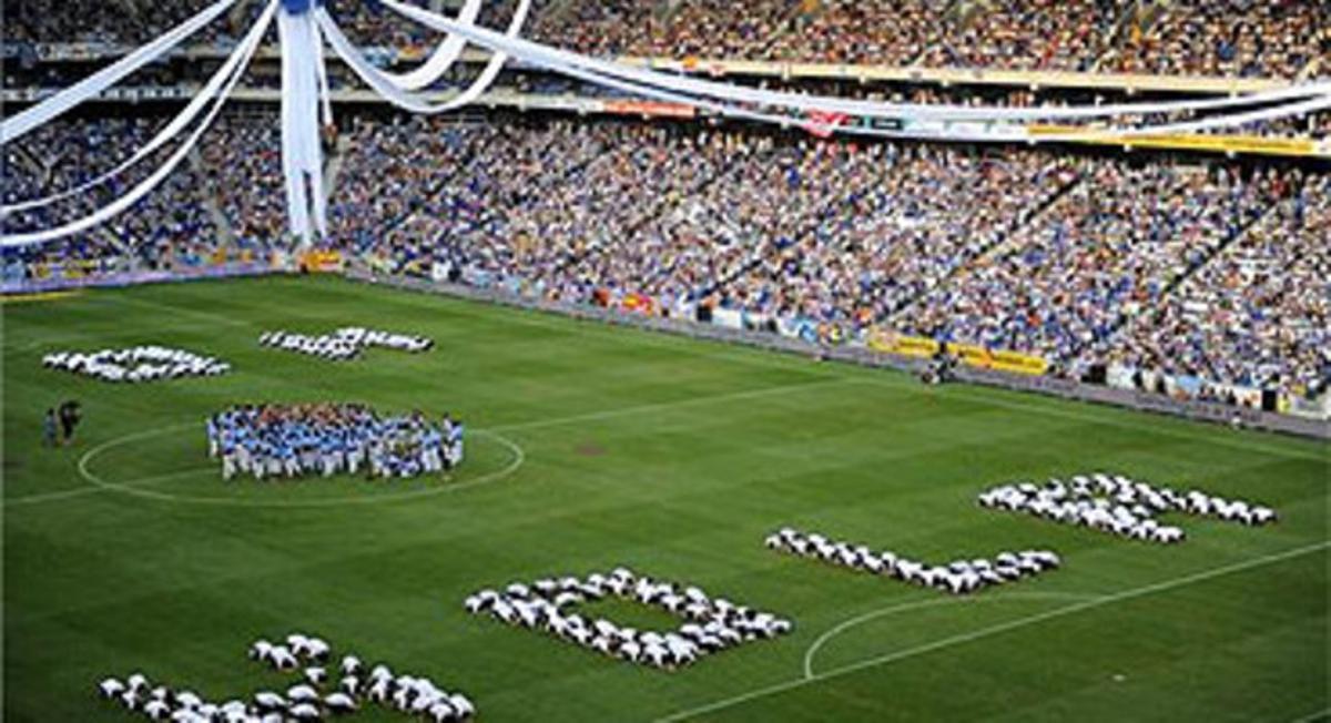 Mosaic de benvinguda durant la inauguració del nou estadi de l’Espanyol.