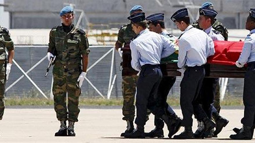 El féretro con los restos mortales de José Saramago llega al aeropuerto de Lisboa (Portugal), este sábado