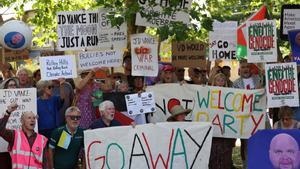 Participantes en la fiesta de no bienvenida a Vance en el condado inglés de Oxfordshire.
