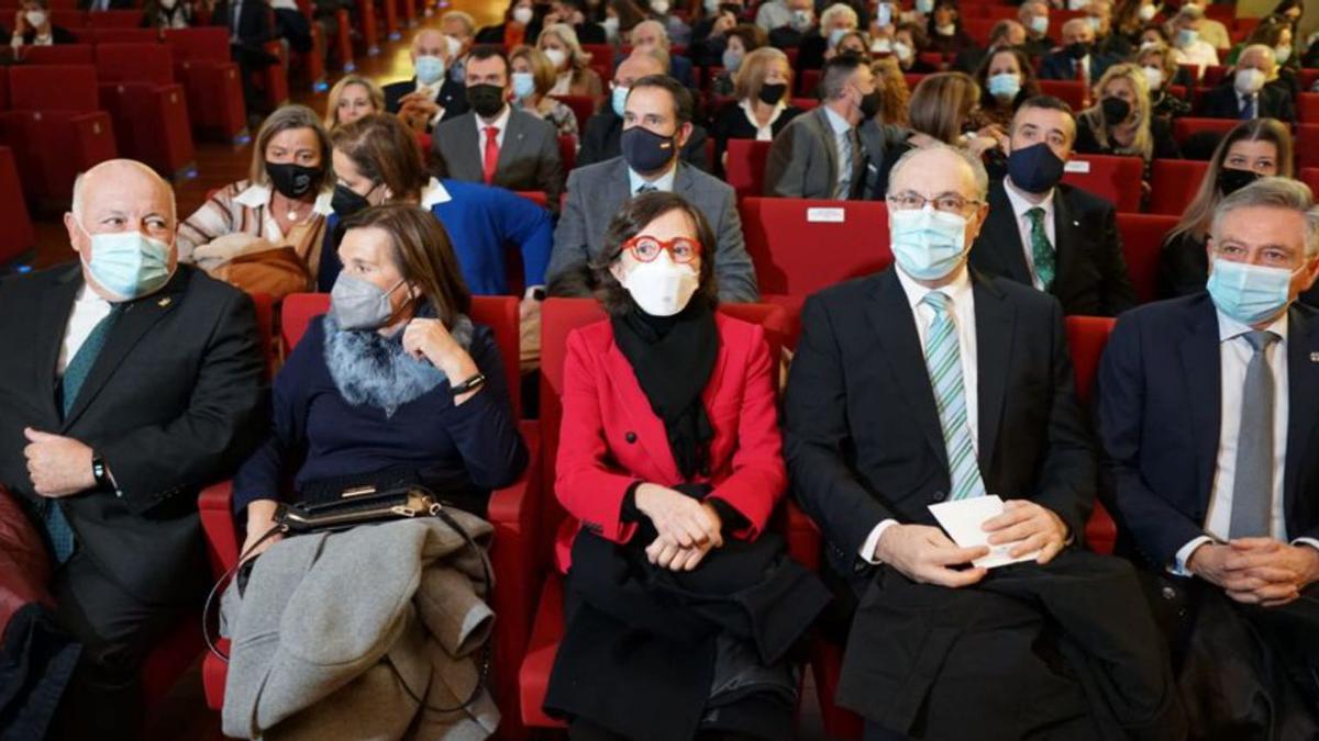 Autoridades y resto de asistentes al acto celebrado en el teatro Góngora.