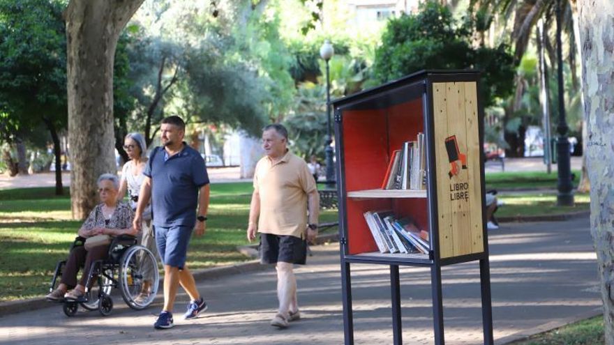 Jardines de Colón: varios ciudadanos pasean ante una de las bibliotecas urbanas instaladas en la ciudad.
