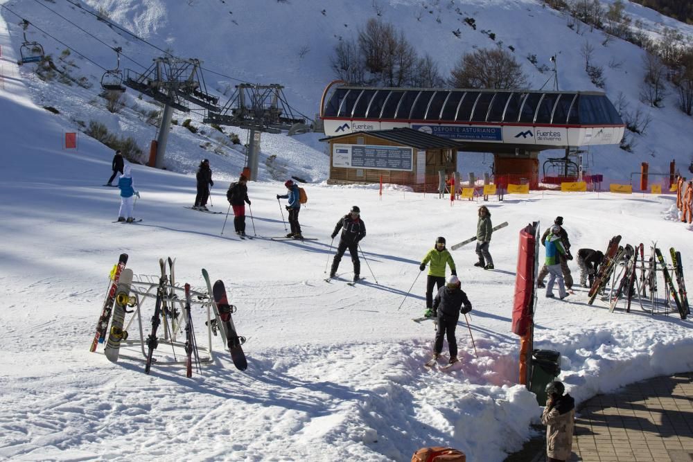 Sol radiante y muchos esquiadores en la apertura de temporada en Fuentes de Invierno.