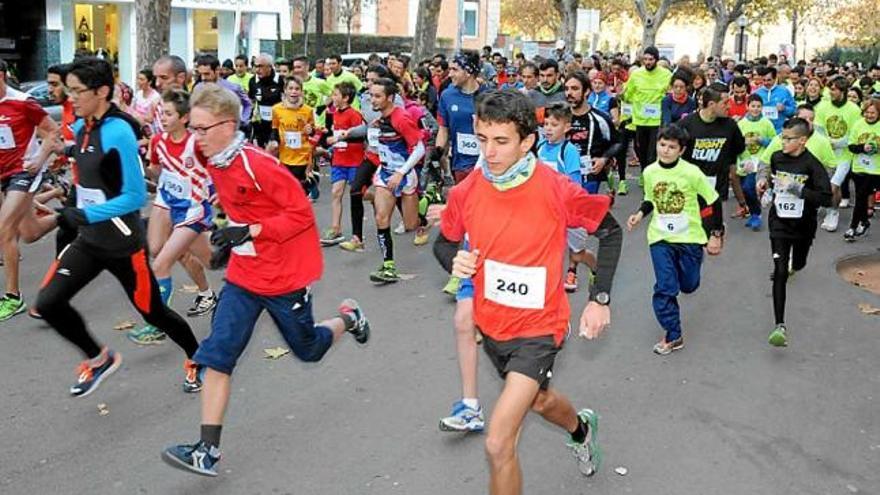 Moment de la sortida dels 450 corredors de la cursa a Manresa