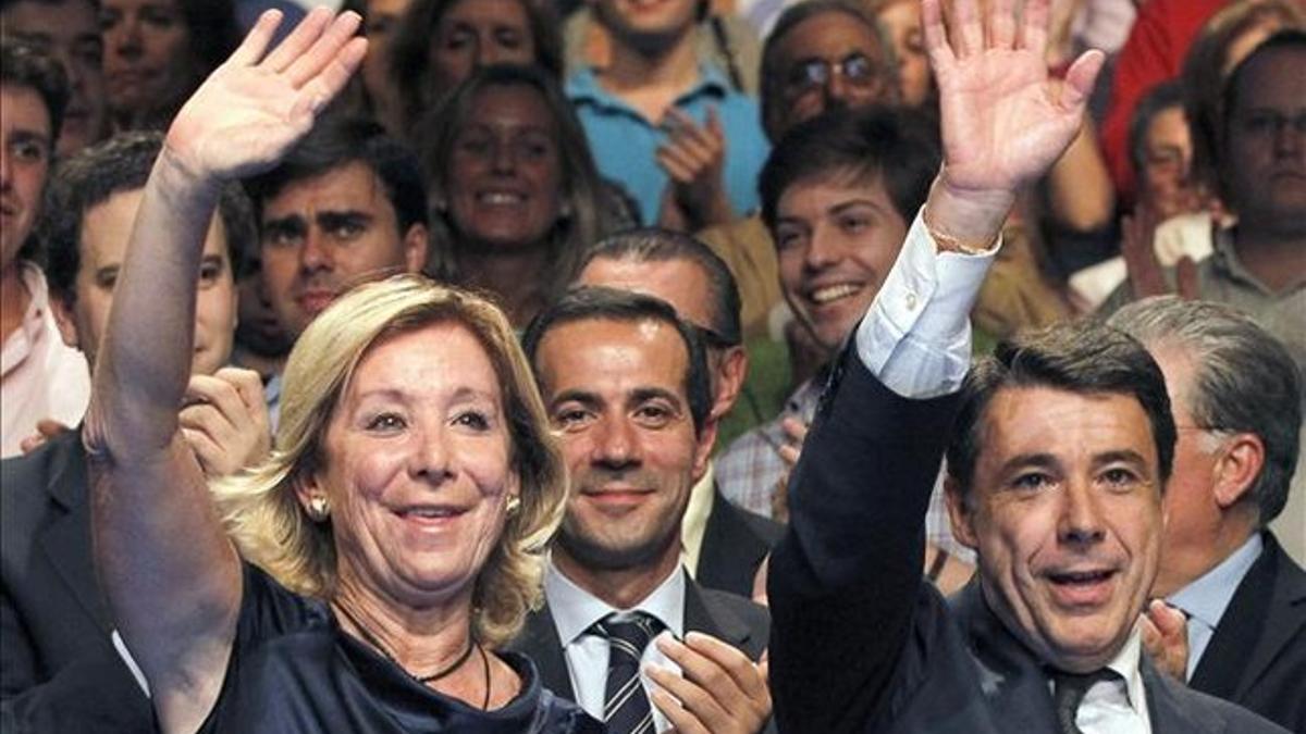 Aguirre, con el presidente de la Comunidad de Madrid, Ignacio González. el pasado día 10, durante un acto de entrega de carnets a afiliados del PP, en Villaviciosa de Odón, Madrid. EFE / J. J. GUILLÉN