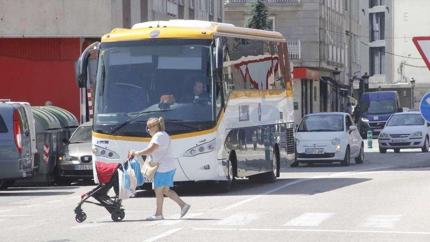 Un autobús de línea regular atravesando, ayer, el centro de Moaña. // Santos Álvarez