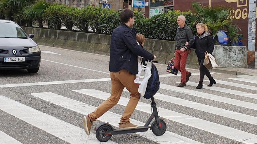 El Concello recuerda que circular en patinete por la acera ya está prohibido