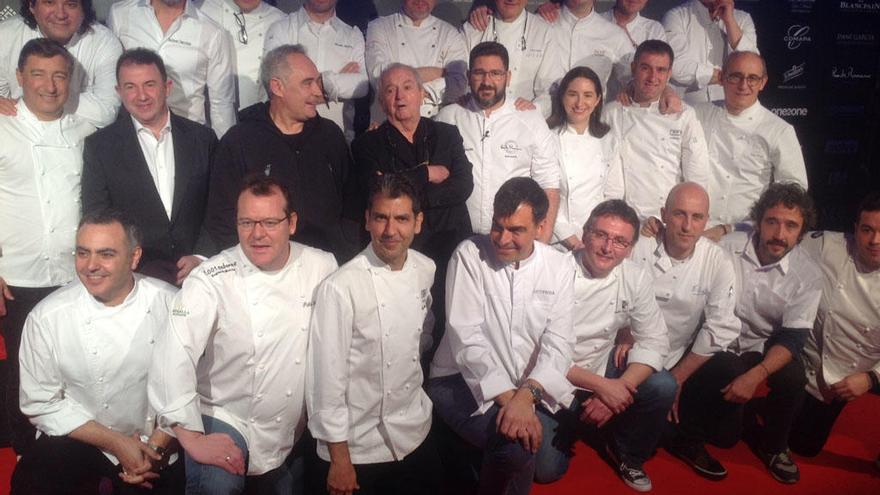 Los cocineros que participaron en el tributo a Arzak posan juntos antes de dirigirse a los fogones para elaborar los platos en homenaje al cocinero vasco. Entre ellos figuran la hija de Arzak, Elena Arzak, el chef local Dani García, Martín Berasategui, Ferrán Adriá o el peruano Gastón Acurio.