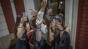 Un grupo de adolescentes celebran una fiesta antes de dirigirse hacia la discoteca, en Barcelona. 