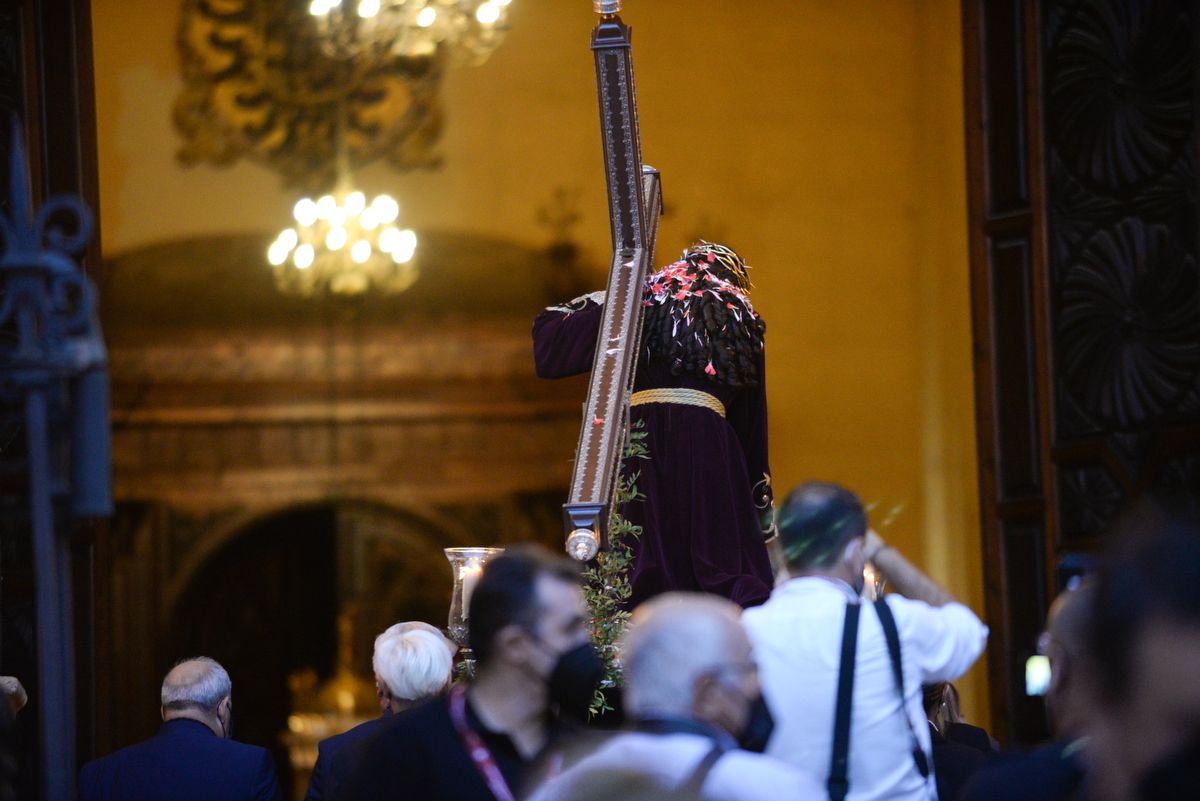 Madrugada de traslados para la veneración 'El Verbo Encarnado' en la Catedral