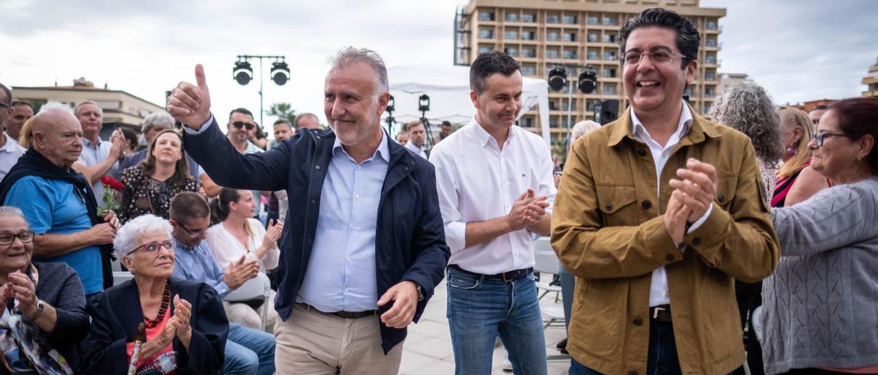 Ángel Víctor Torres, Héctor Gómez y Pedro Martín a su llegada al acto. | | ANDRÉS GUTIÉRREZ