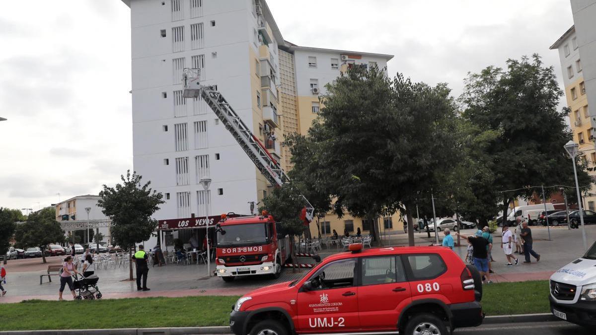 Los bomberos intervienen para asistir a un enfermo atrapado en una séptima planta