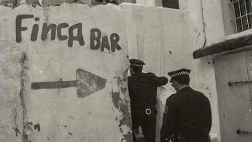 Policías en el barrio de sa Penya, en Vila, en los años 90.