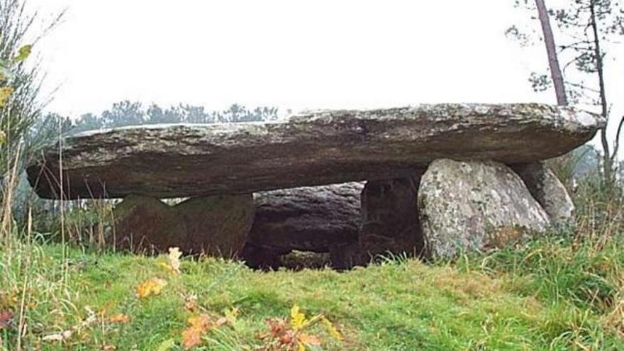 Dolmen Pedra da Arca, en Baíñas, Vimianzo. / m.c.s.