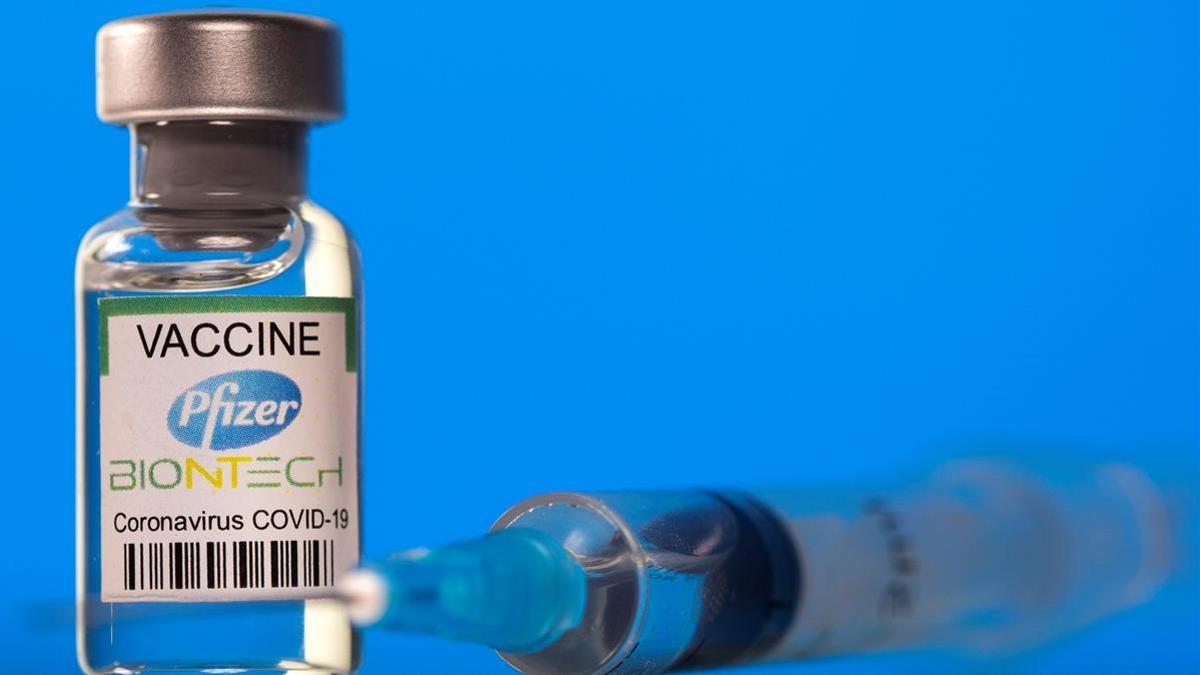 FILE PHOTO  A vial labelled with the Pfizer-BioNTech coronavirus disease (COVID-19) vaccine is seen in this illustration picture taken March 19  2021  REUTERS Dado Ruvic Illustration File Photo