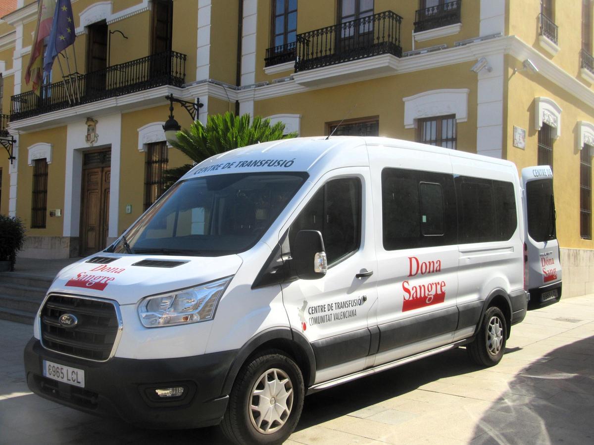 Vehículo sanitario estacionado junto al Ayuntamiento de Burjassot.