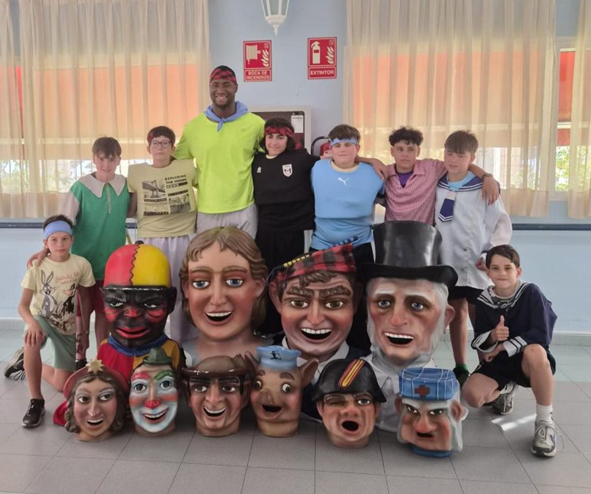 Los cabezudos visitaron la residencia de mayores.