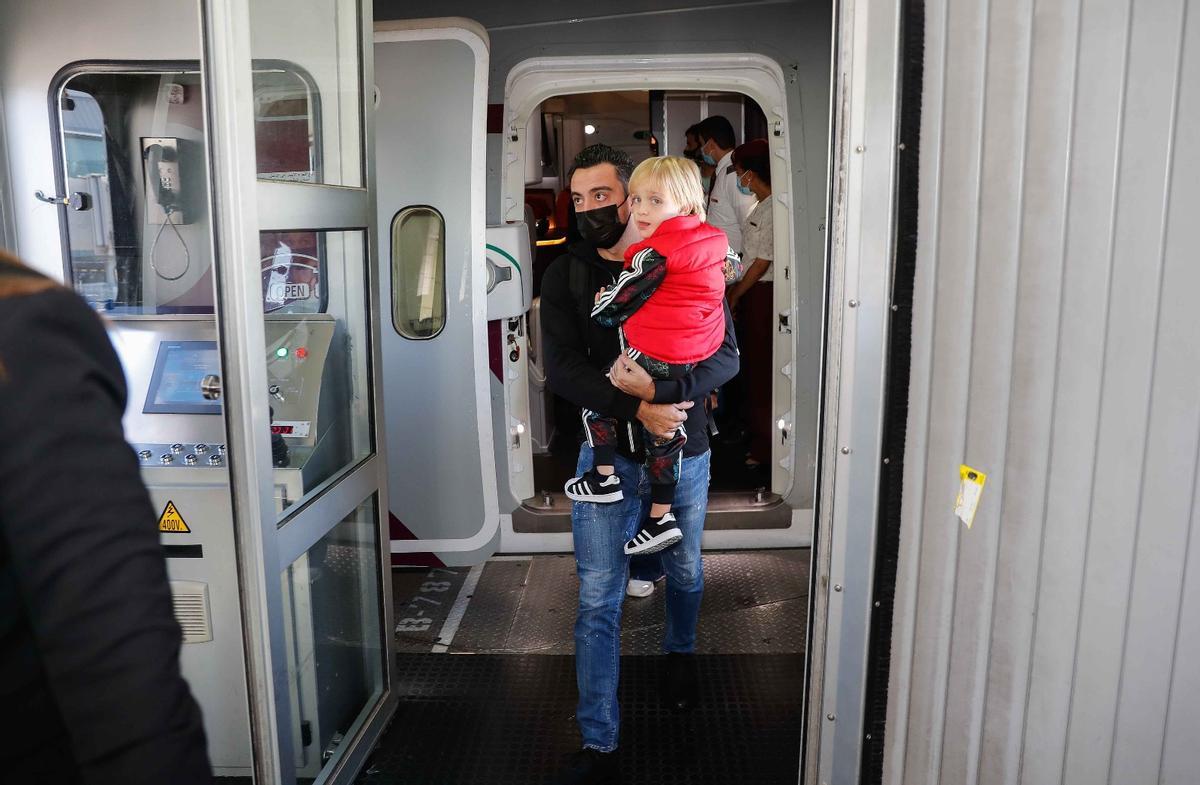 Las mejores imágenes del vuelo y la llegada de Xavi a Barcelona