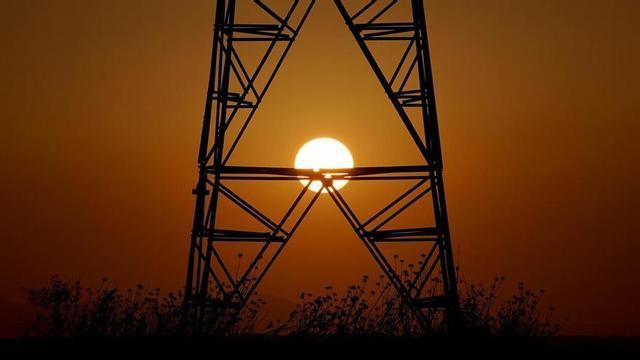 Una torre d’electricitat amb el sol de fons. / JOSÉ LUIS ROCA