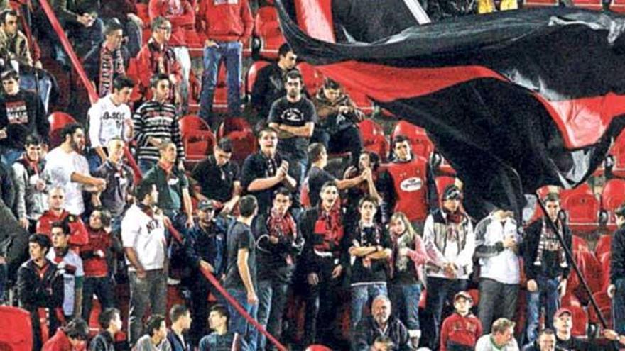 Aficionados animan al Mallorca en el Iberostar Estadio.