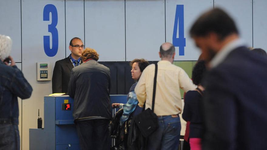 Pasajeros en Alvedro.