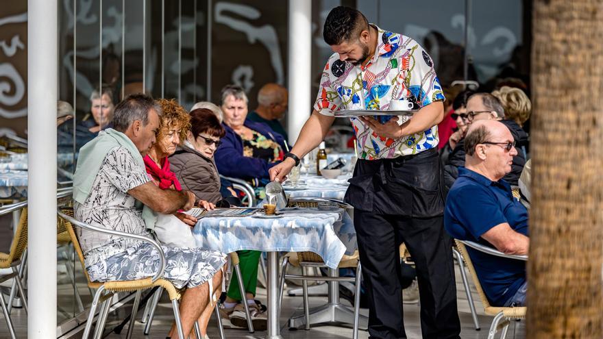 Benidorm necesita 1.600 camareros para completar las plantillas de hostelería este verano
