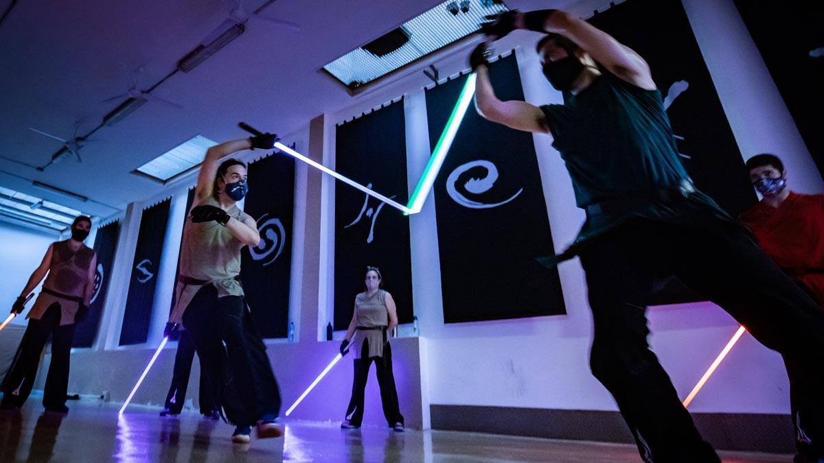 Instructores y padawans de Ludosport Barcelona combaten al final de una clase. 