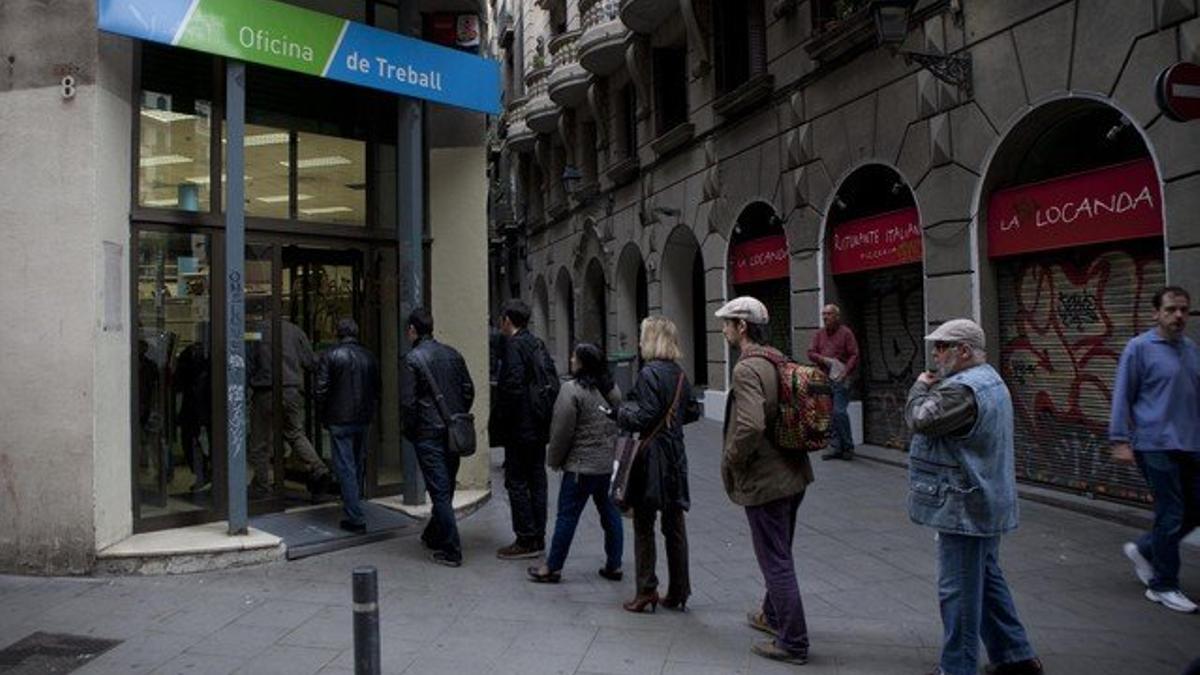 Cola en la Oficina del Treball de la Generalitat en Barcelona