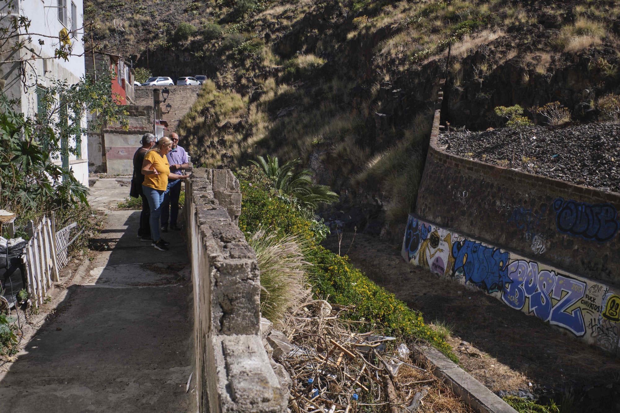 Estado de abandono del barranco que pasa por la trasera del barrio de Los Lavaderos