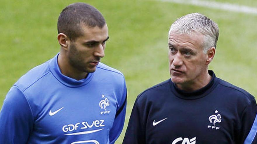 Deschamps junto a Benzema durante un entrenamiento