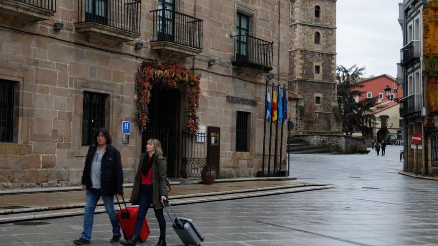 Turistas a las puertas de un establecimiento hotelero de la ciudad. | Mara Villamuza