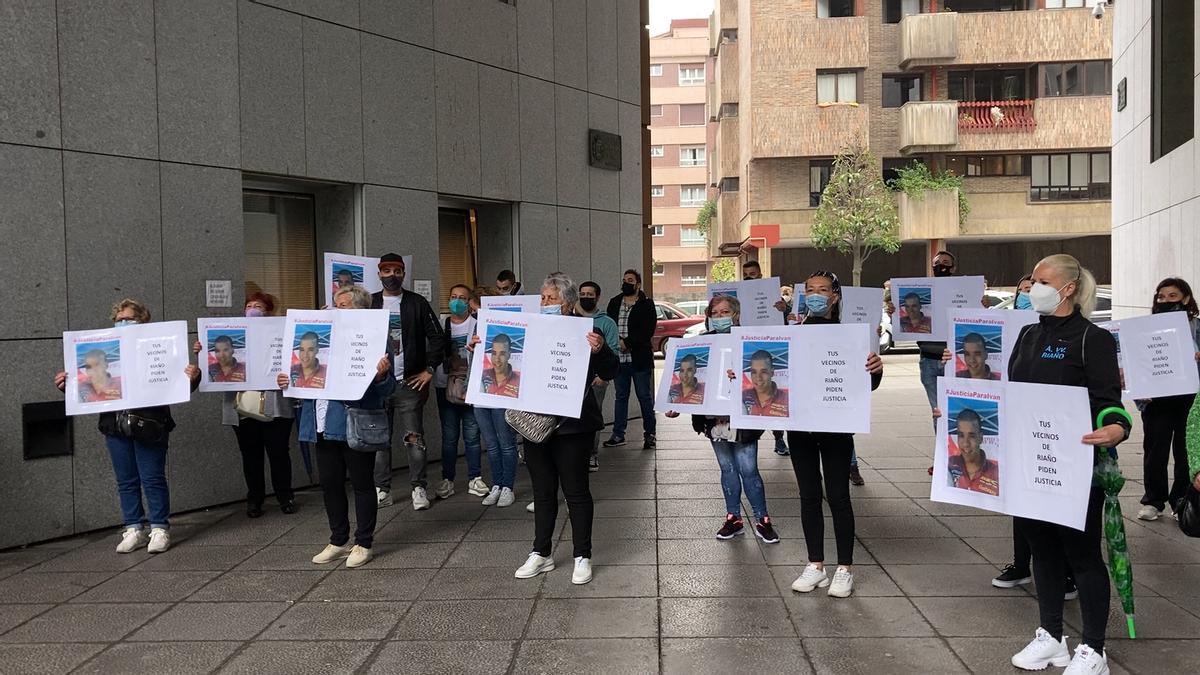 Los acusados del crimen de Iván Castro en La Felguera, hoy, en la Audiencia