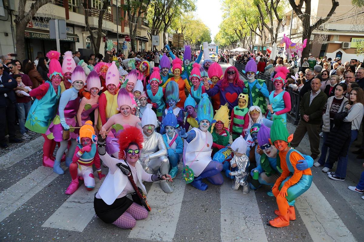 Un numeroso grupo disfrazado en el carnaval de Montilla.