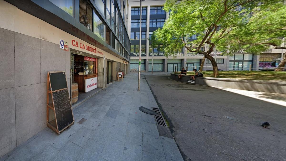 Bar Ca la Mercè, ubicado en la plaza Castilla del Raval de Barcelona