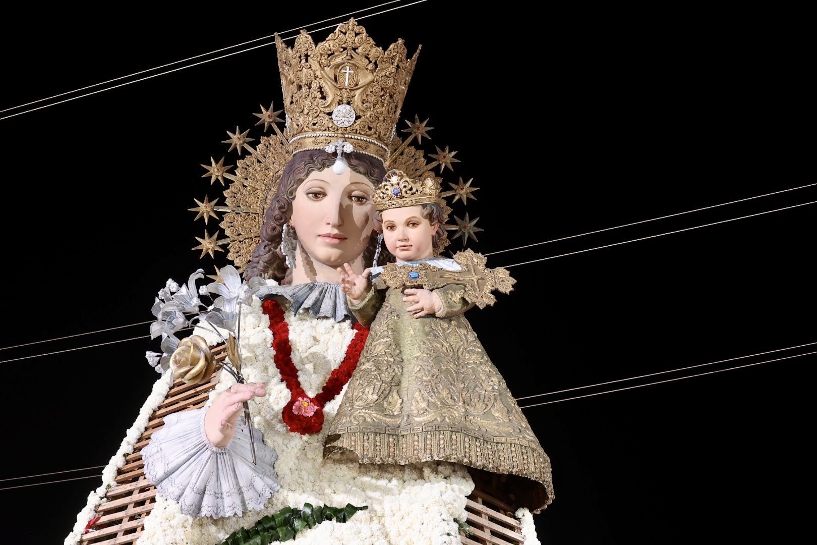 Ofrenda Fallas 2023 | Así ha sido la llegada de Paula Nieto a la plaza de la Virgen