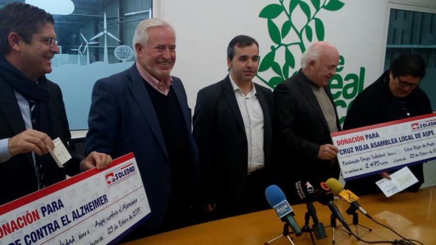 El momento de la entrega del cheque solidario