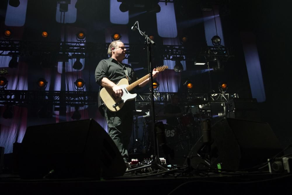 Seis mil personas disfrutaron del concierto de los Pixies en A Coruña, el primero en Galicia