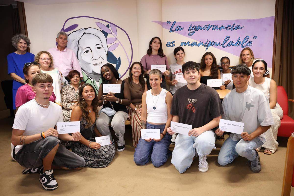 Estudiantes beneficiarios de las Becas Mercedes Medina Díaz junto a integrantes de la asociación.