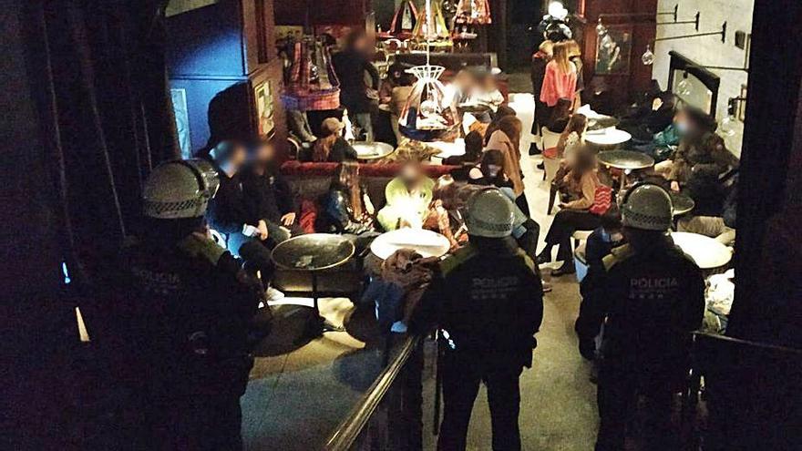 La Guardia Urbana de Barcelona desaloja una fiesta ilegal en la que había  67 personas. | E. P.