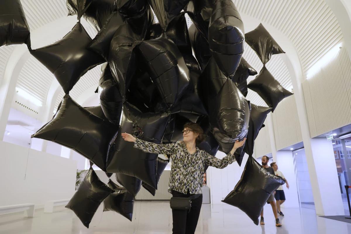 Olga Diego, con la escultura gigante inflable en el Espacio Séneca de Alicante
