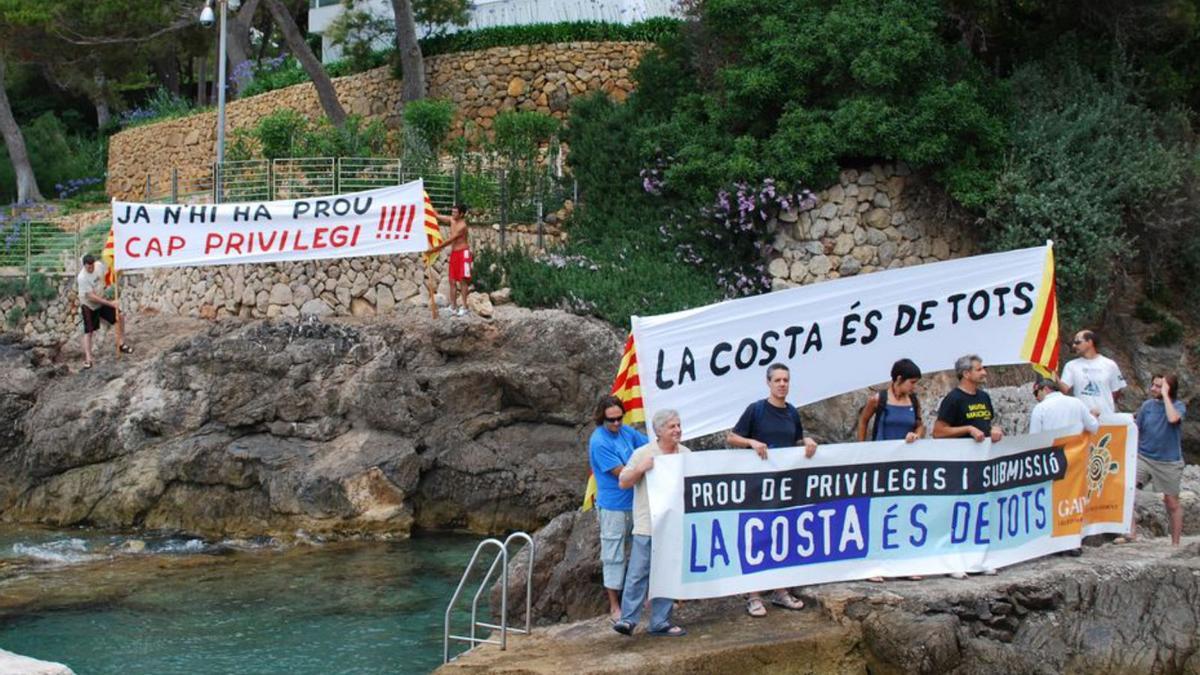 Protesta en 2009 ante la piscina de Pedro J.