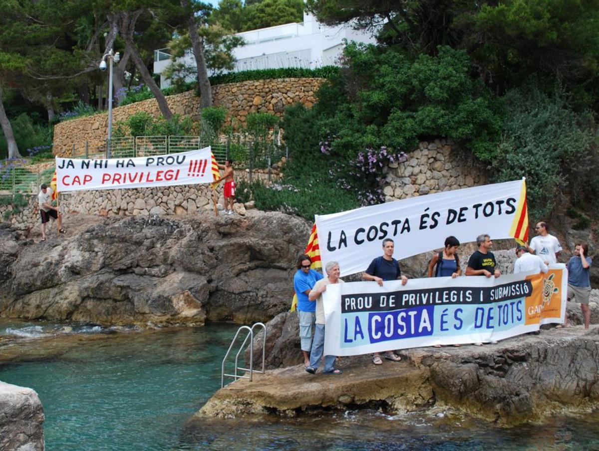 Protesta en 2009 ante la piscina de Pedro J.