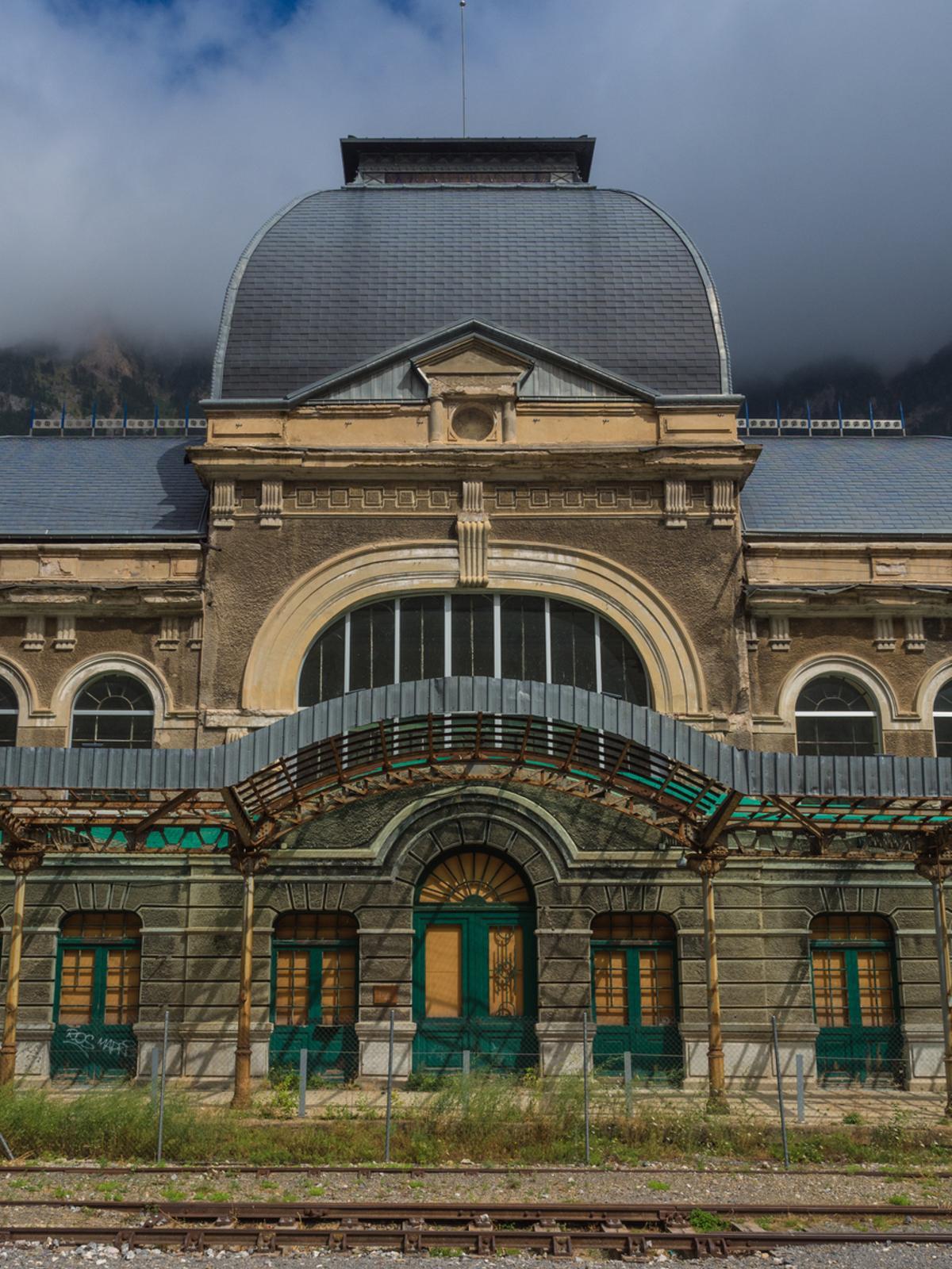 etalle de la parte delantera de la Canfranc Estación en Pirineos