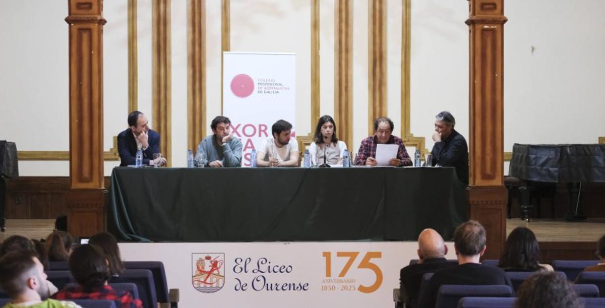El Colexio Profesional de Xornalistas convocó a varios periodistas que expusieron en el Liceo su visión sobre la cobertura de incendios. | ROI CRUZ