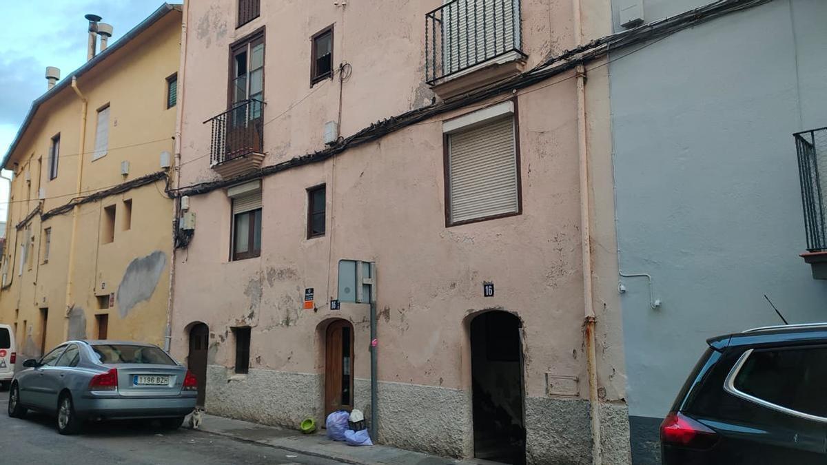 La casa on vivien els detinguts. Veïns del carrer han vist entrar-hi els acusats amb els mossos i la comitiva judicial